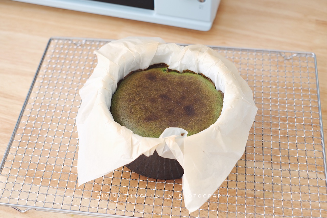 浓郁的抹茶巴斯克蛋糕