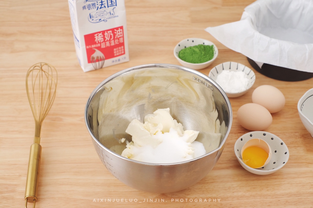 浓郁的抹茶巴斯克蛋糕