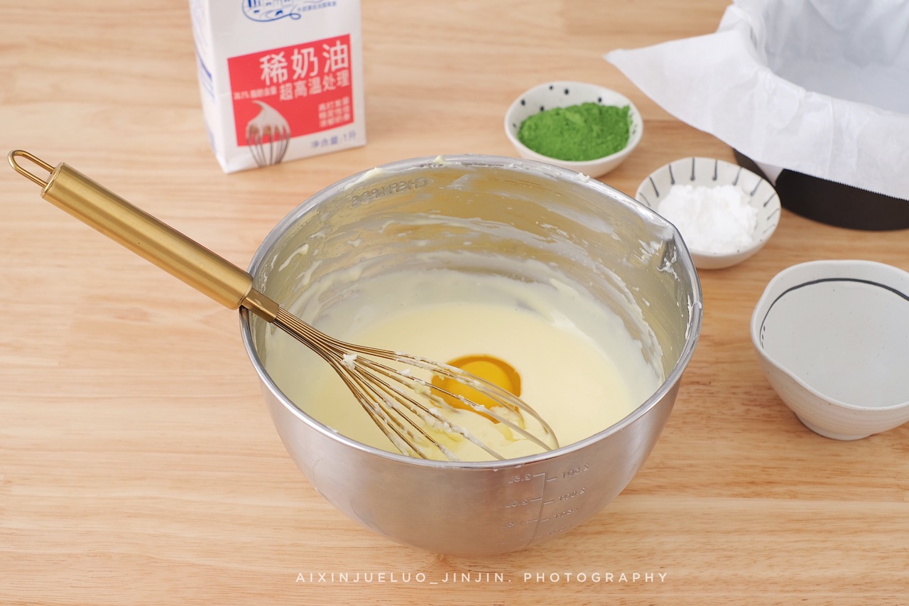 浓郁的抹茶巴斯克蛋糕