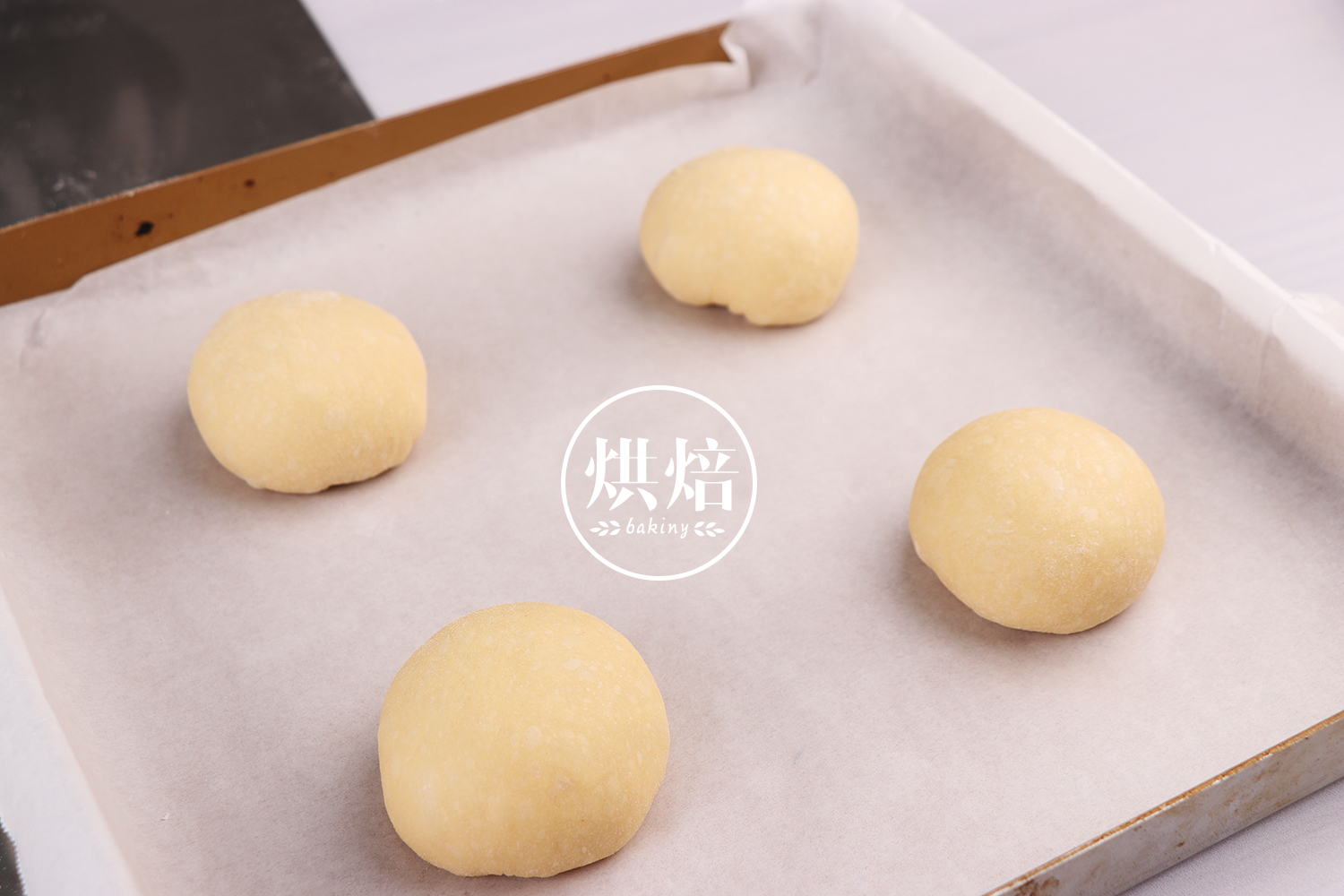 浓郁卡仕达小餐包