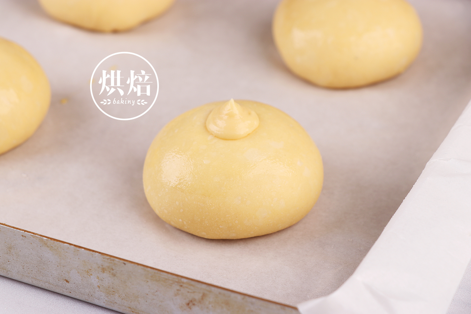 浓郁卡仕达小餐包