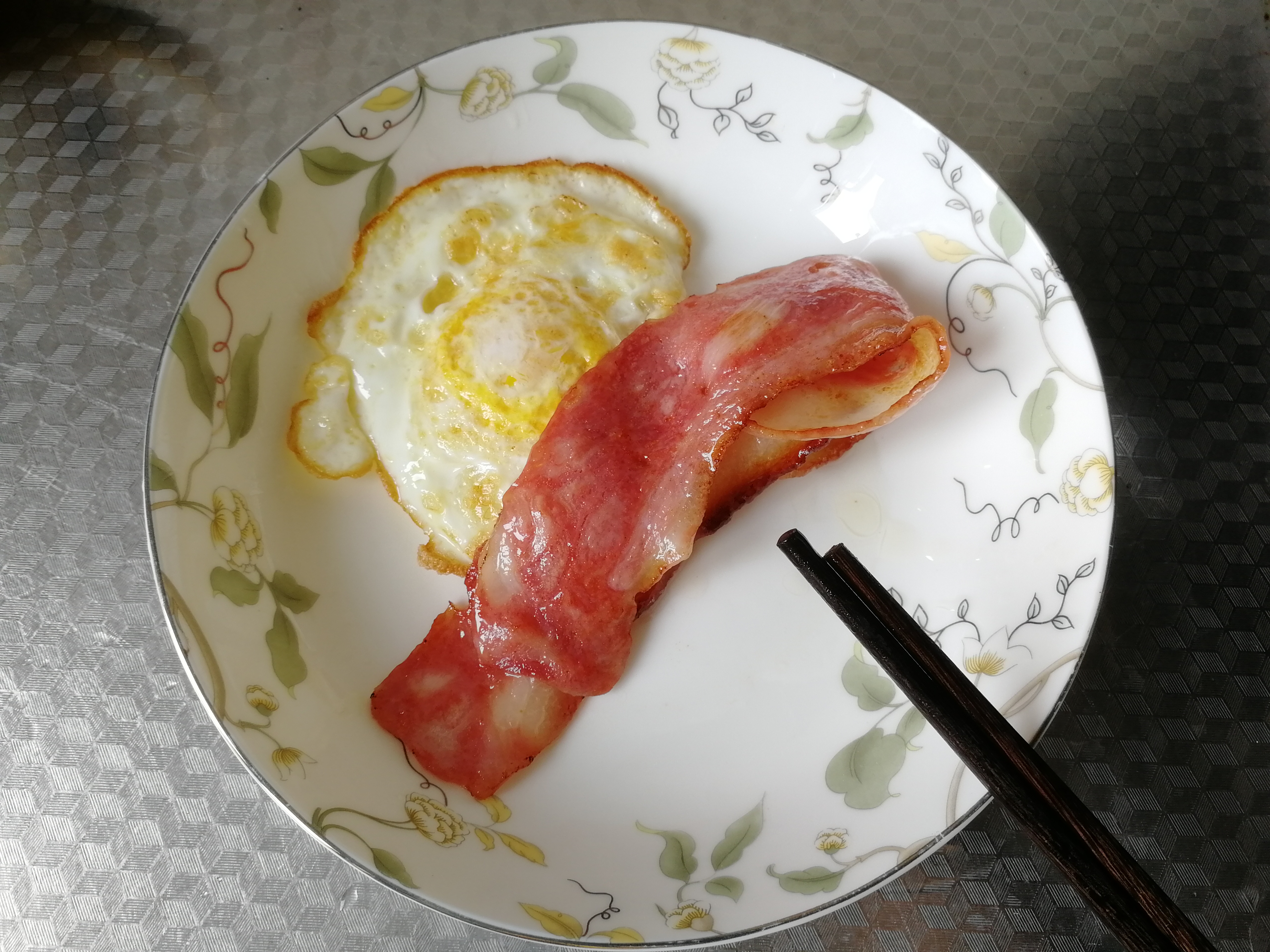 暖暖午餐，培根鸡蛋红汤面