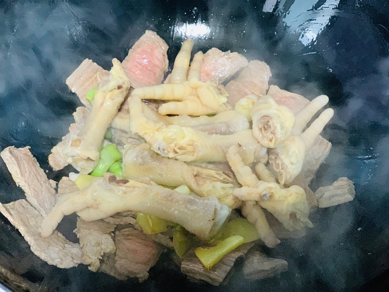 暖心可口| 牛肉鸡爪煲