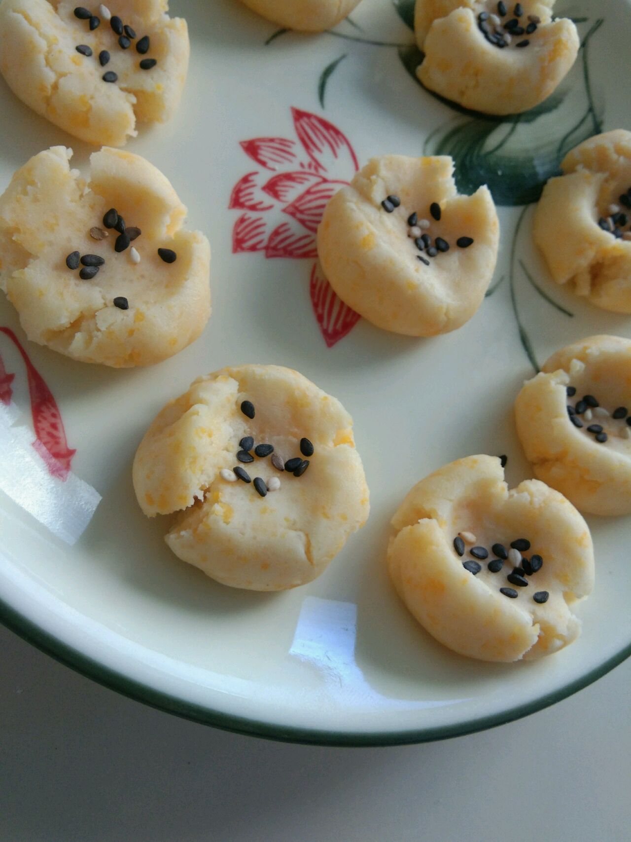 女生最爱的零食~咸蛋黄酥