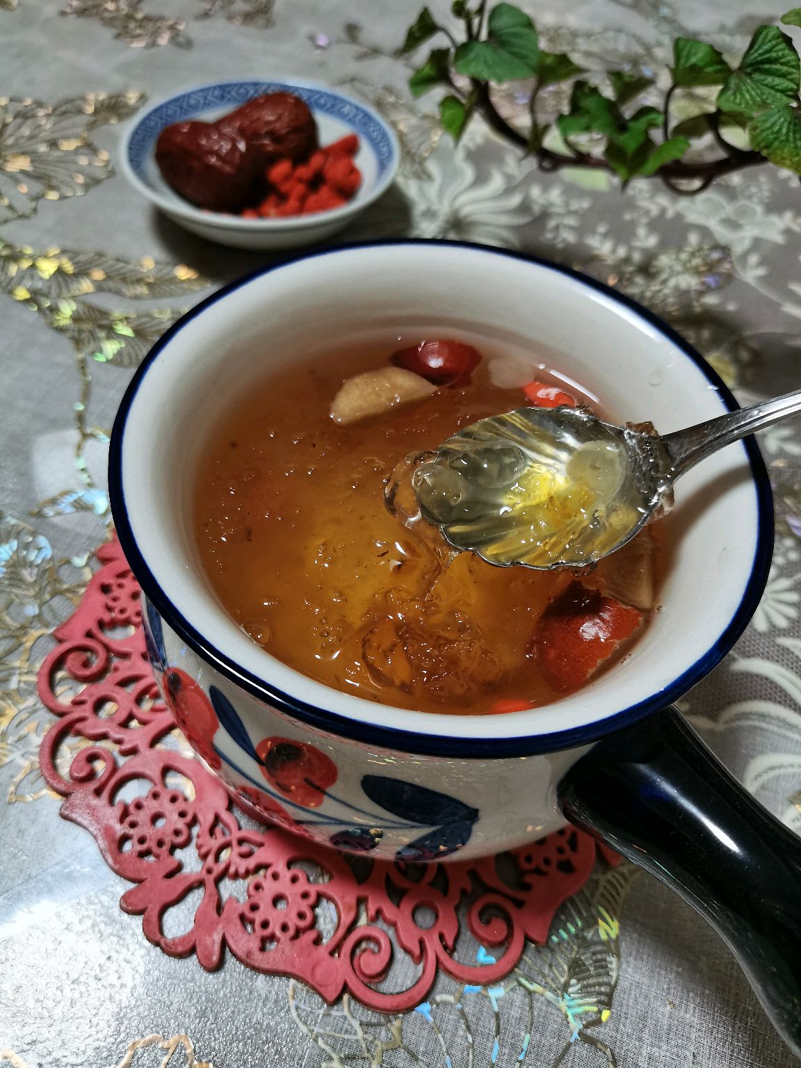 女士都喜欢喝的桃胶雪燕皂角米