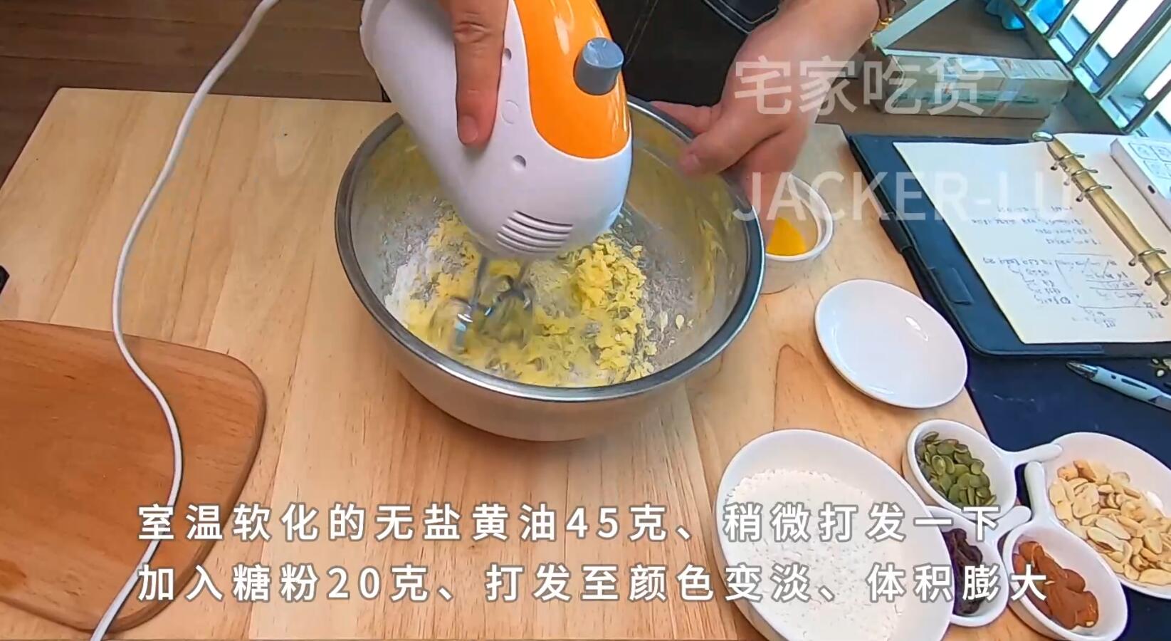 Pocky巧克力饼干条，甜蜜巧克力，裹上香脆果仁，入口嘎嘣脆