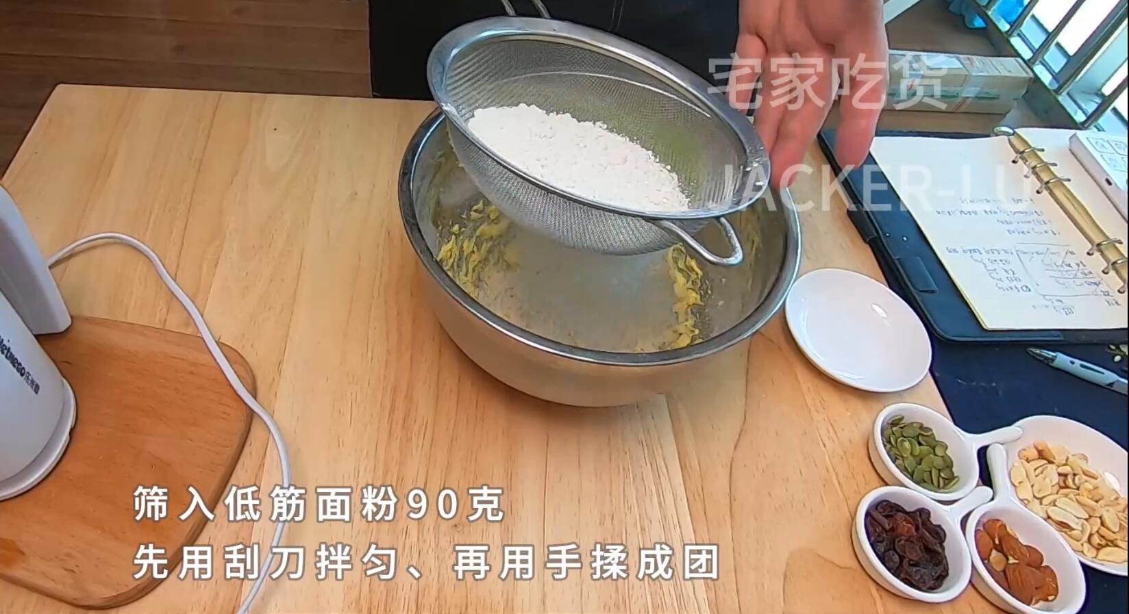 Pocky巧克力饼干条，甜蜜巧克力，裹上香脆果仁，入口嘎嘣脆