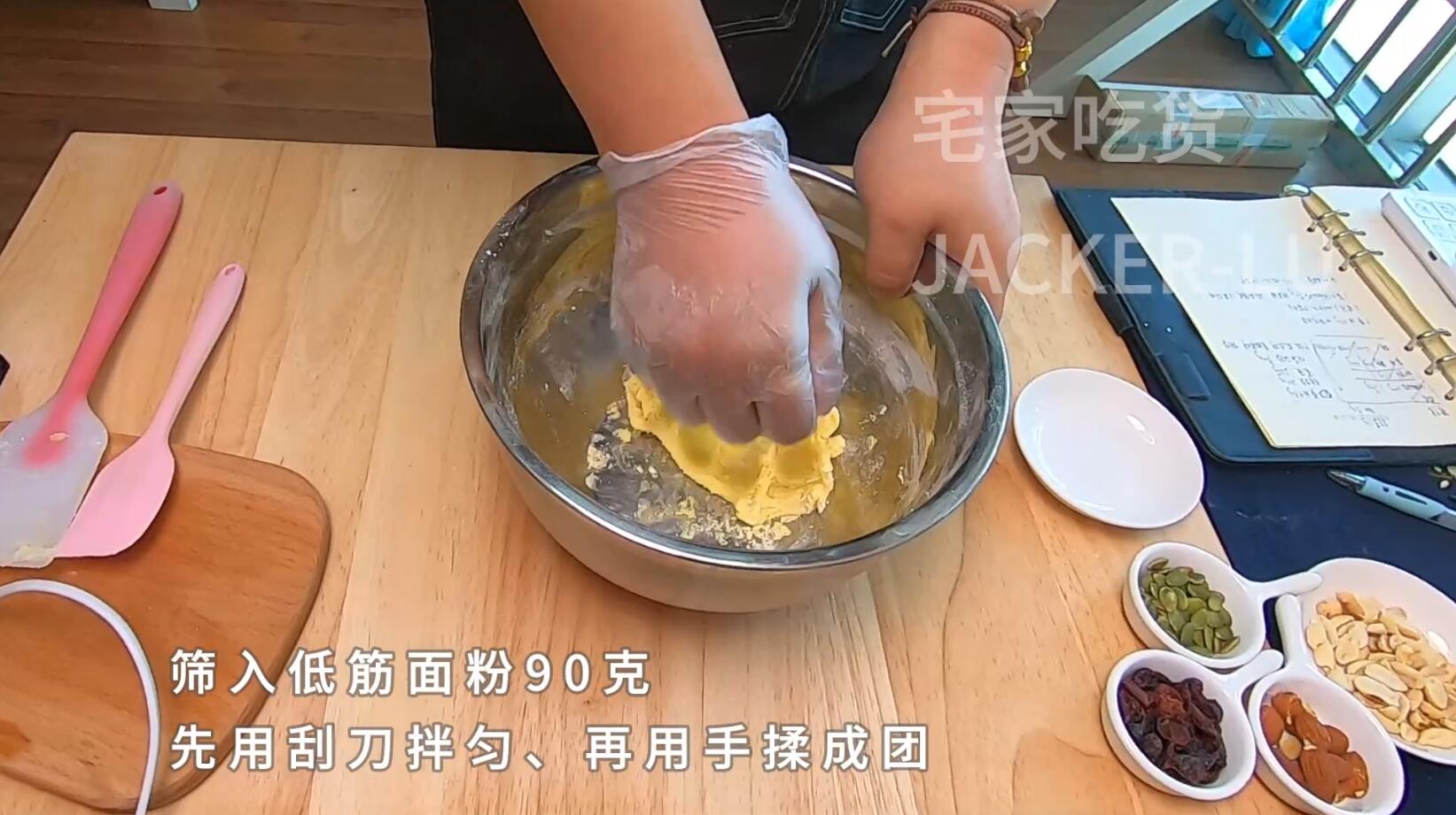 Pocky巧克力饼干条，甜蜜巧克力，裹上香脆果仁，入口嘎嘣脆