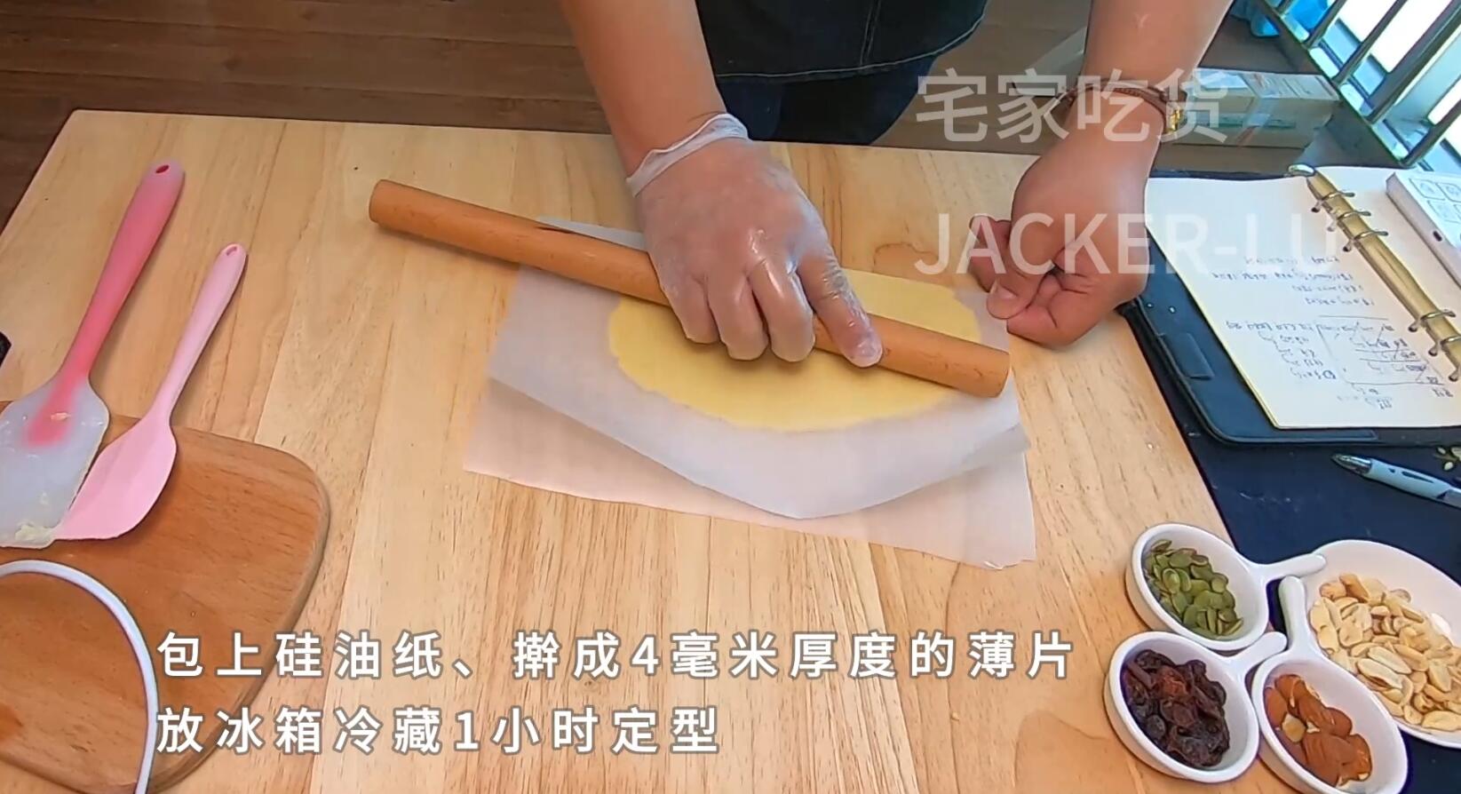Pocky巧克力饼干条，甜蜜巧克力，裹上香脆果仁，入口嘎嘣脆