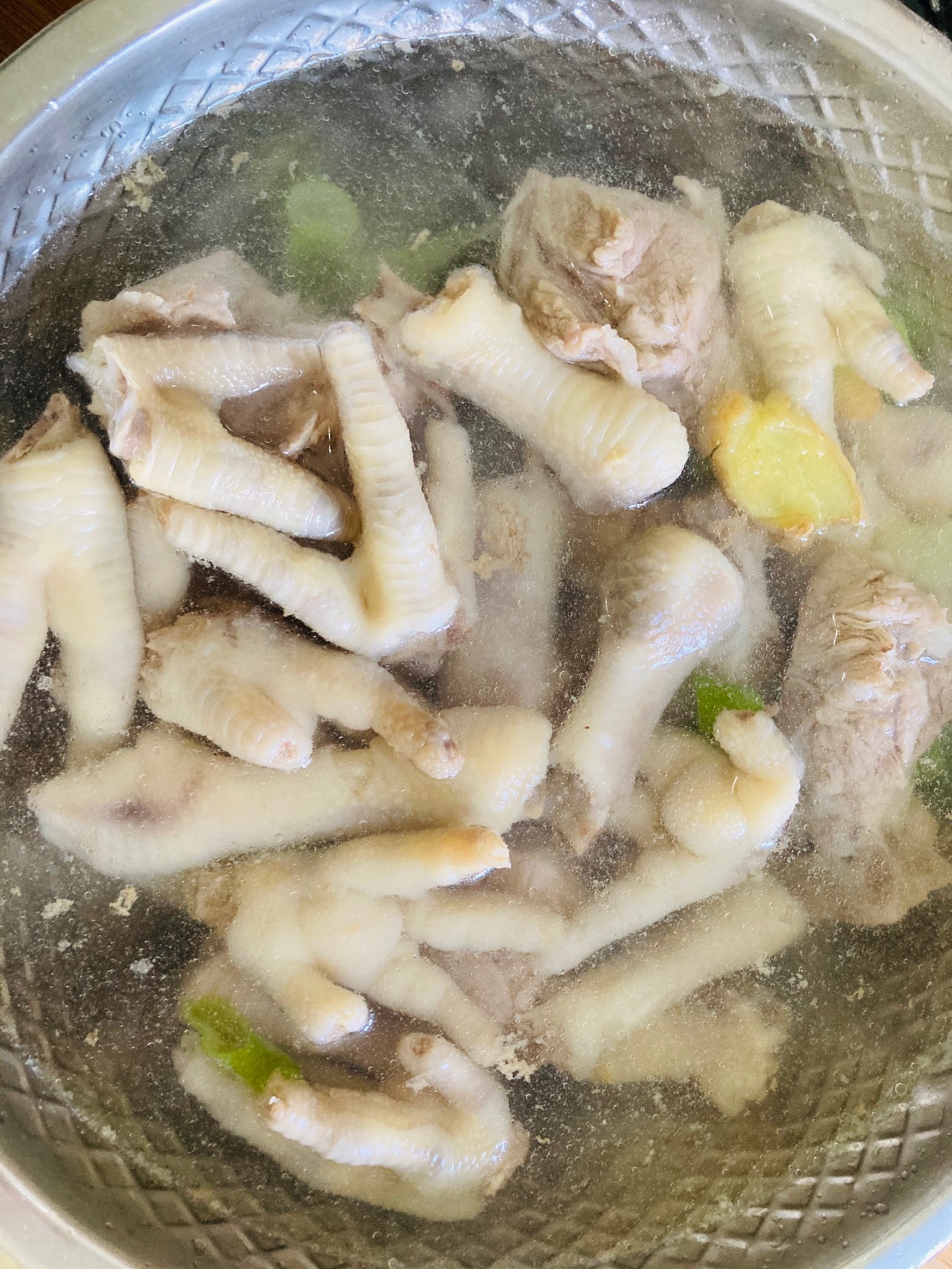 排骨炖鸡爪