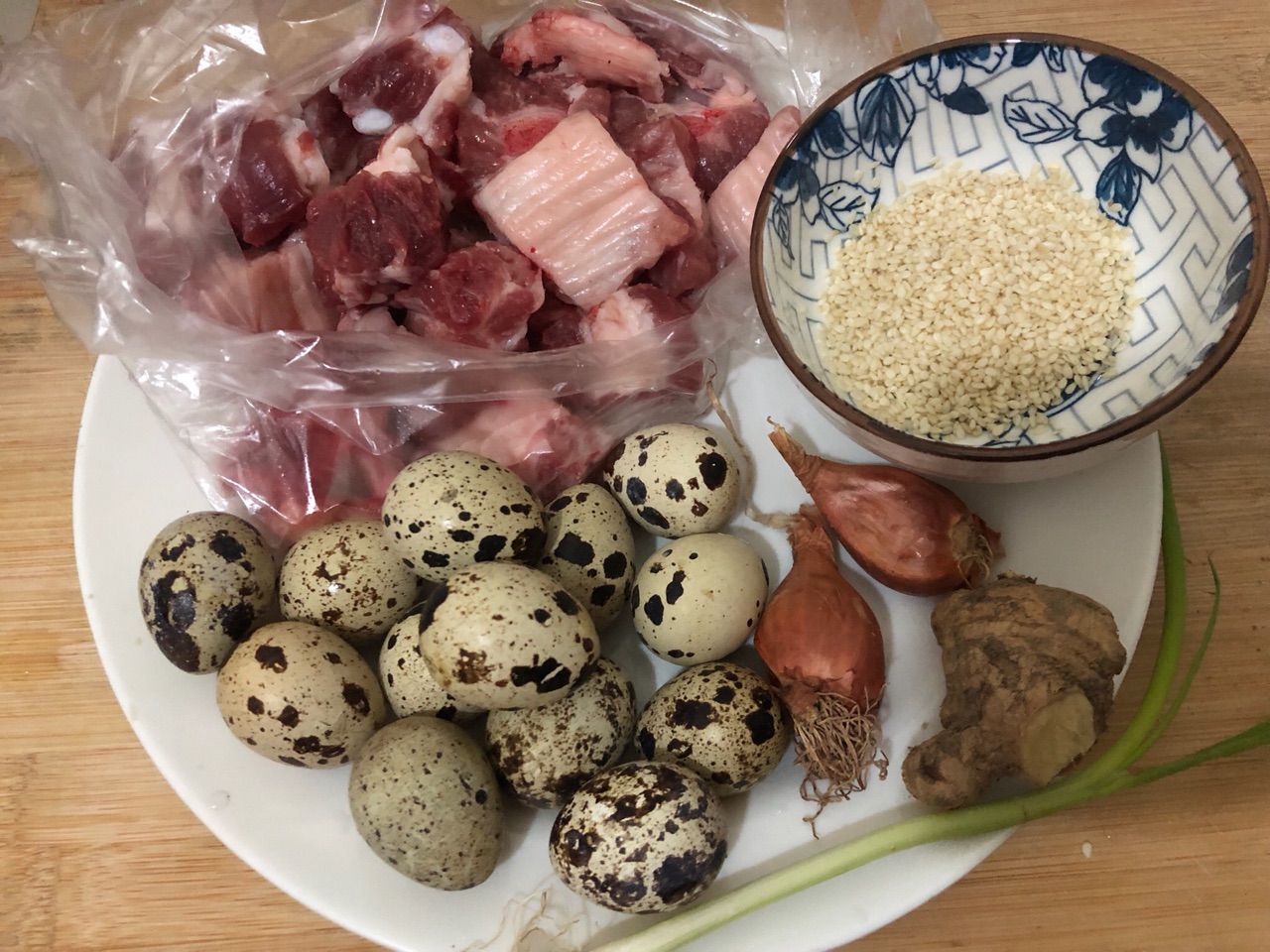排骨焖鹌鹑蛋