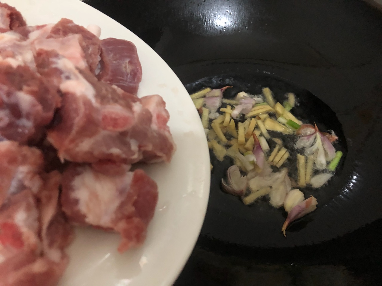 排骨焖鹌鹑蛋