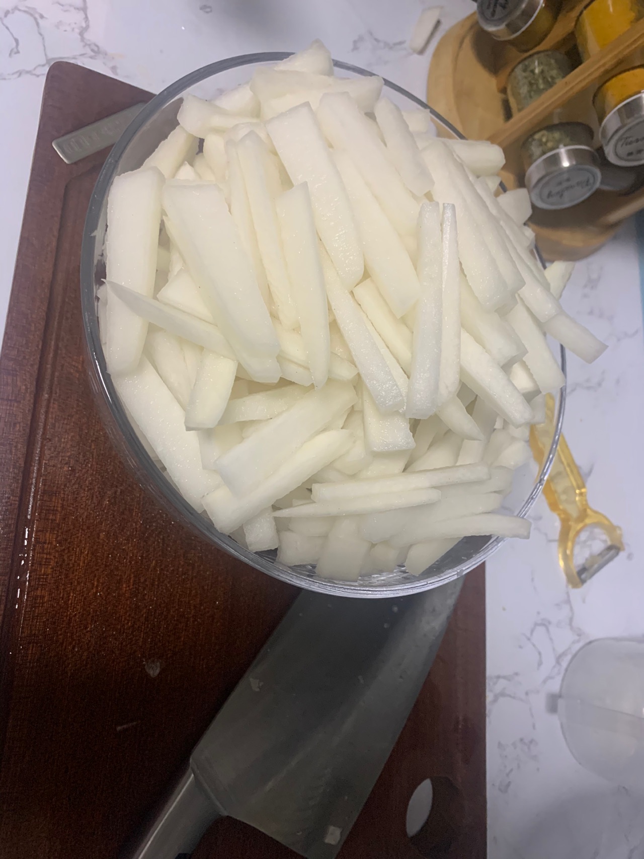 配炸鸡的腌萝卜
