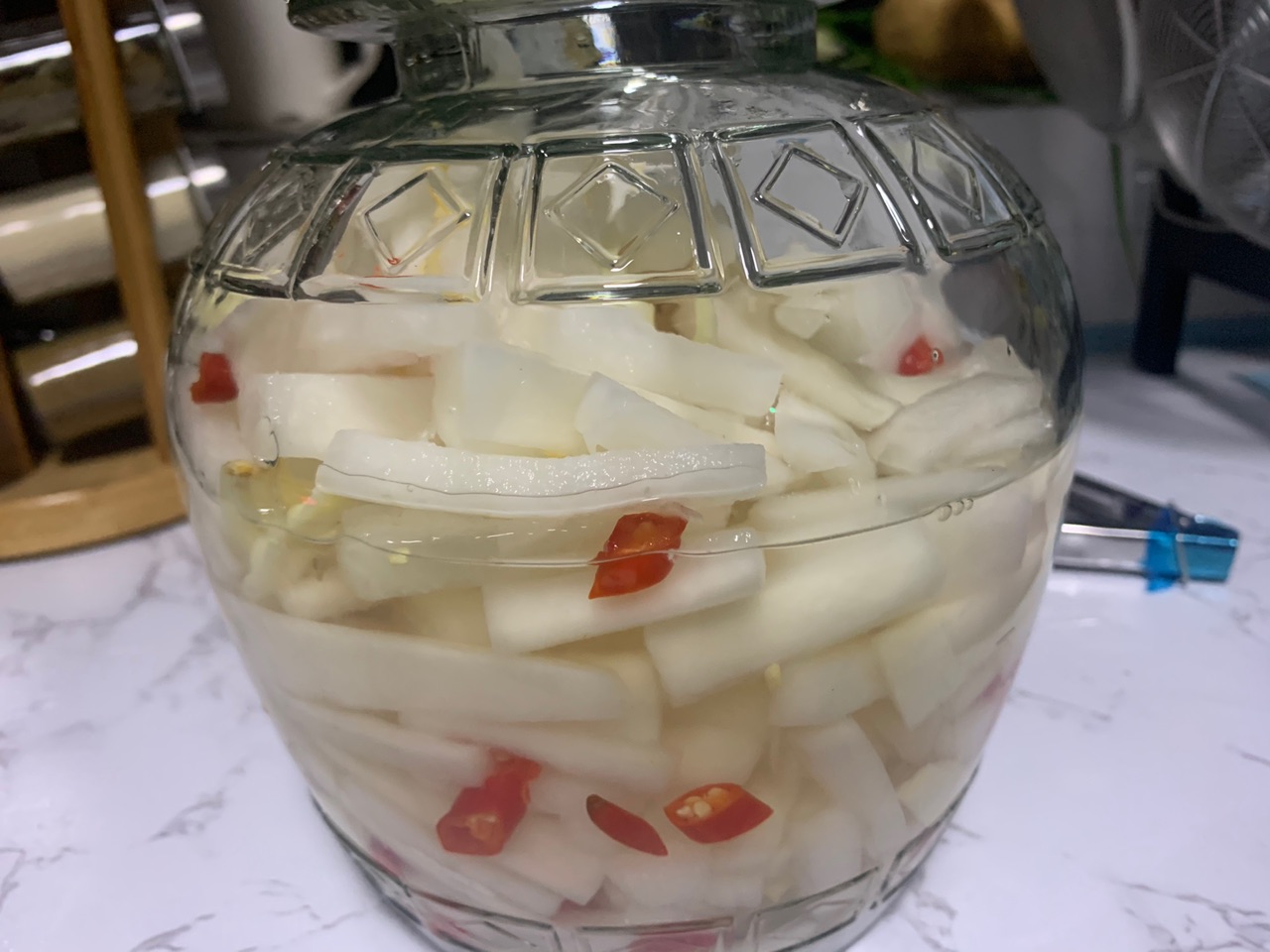 配炸鸡的腌萝卜