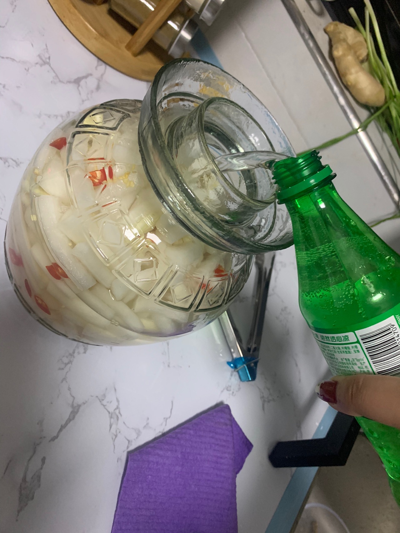 配炸鸡的腌萝卜