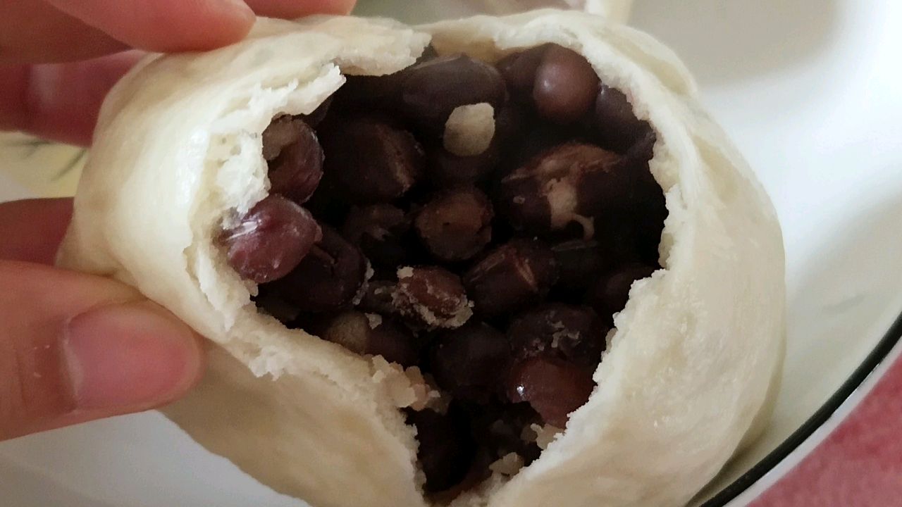 皮薄馅大的红豆馒头