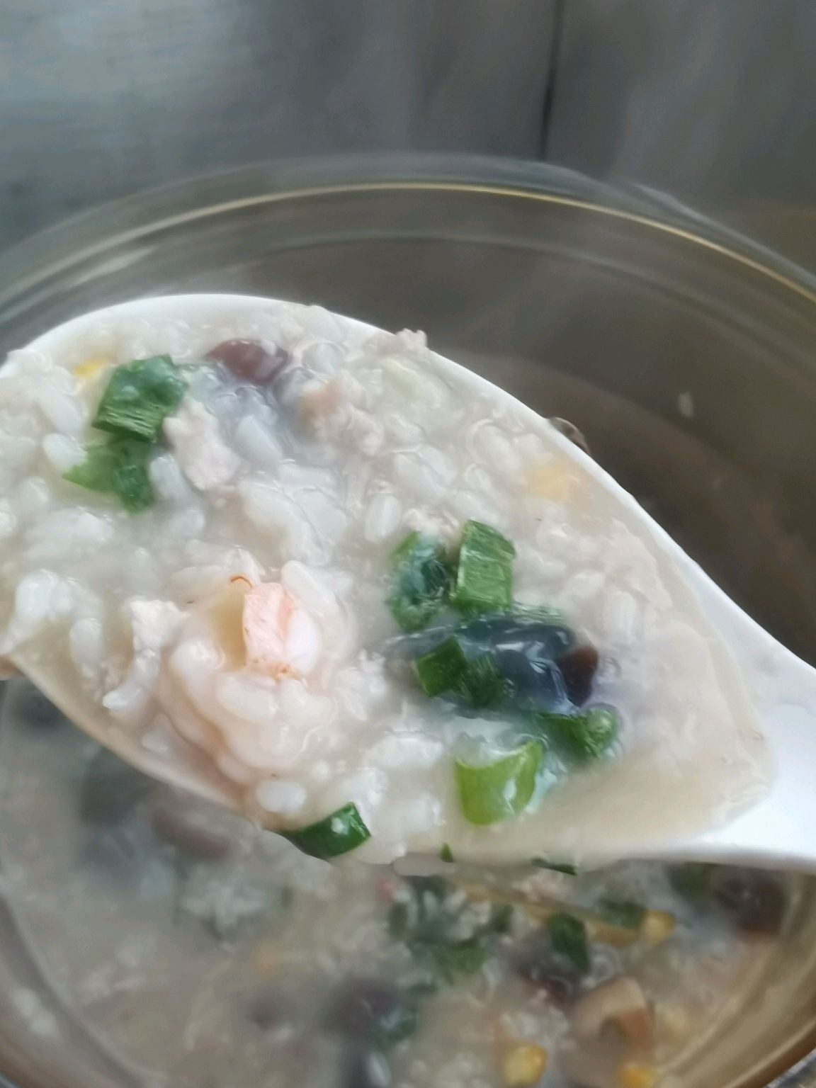 皮蛋、瘦肉、虾仁、香菇、玉米粒粥