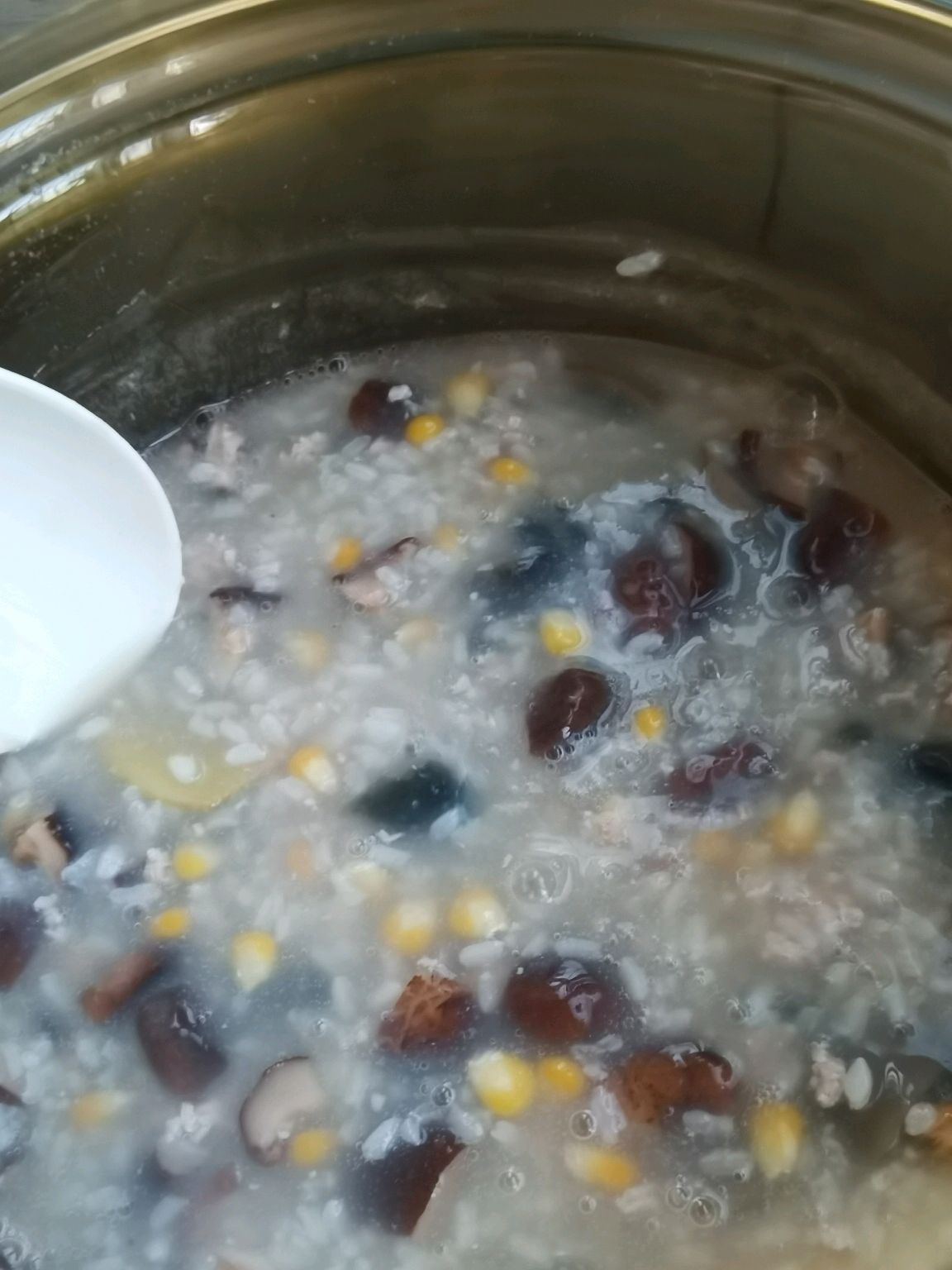 皮蛋、瘦肉、虾仁、香菇、玉米粒粥