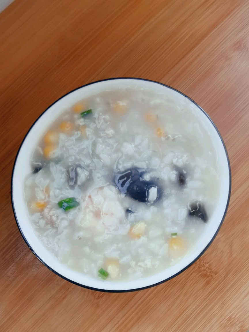 皮蛋、瘦肉、虾仁、香菇、玉米粒粥