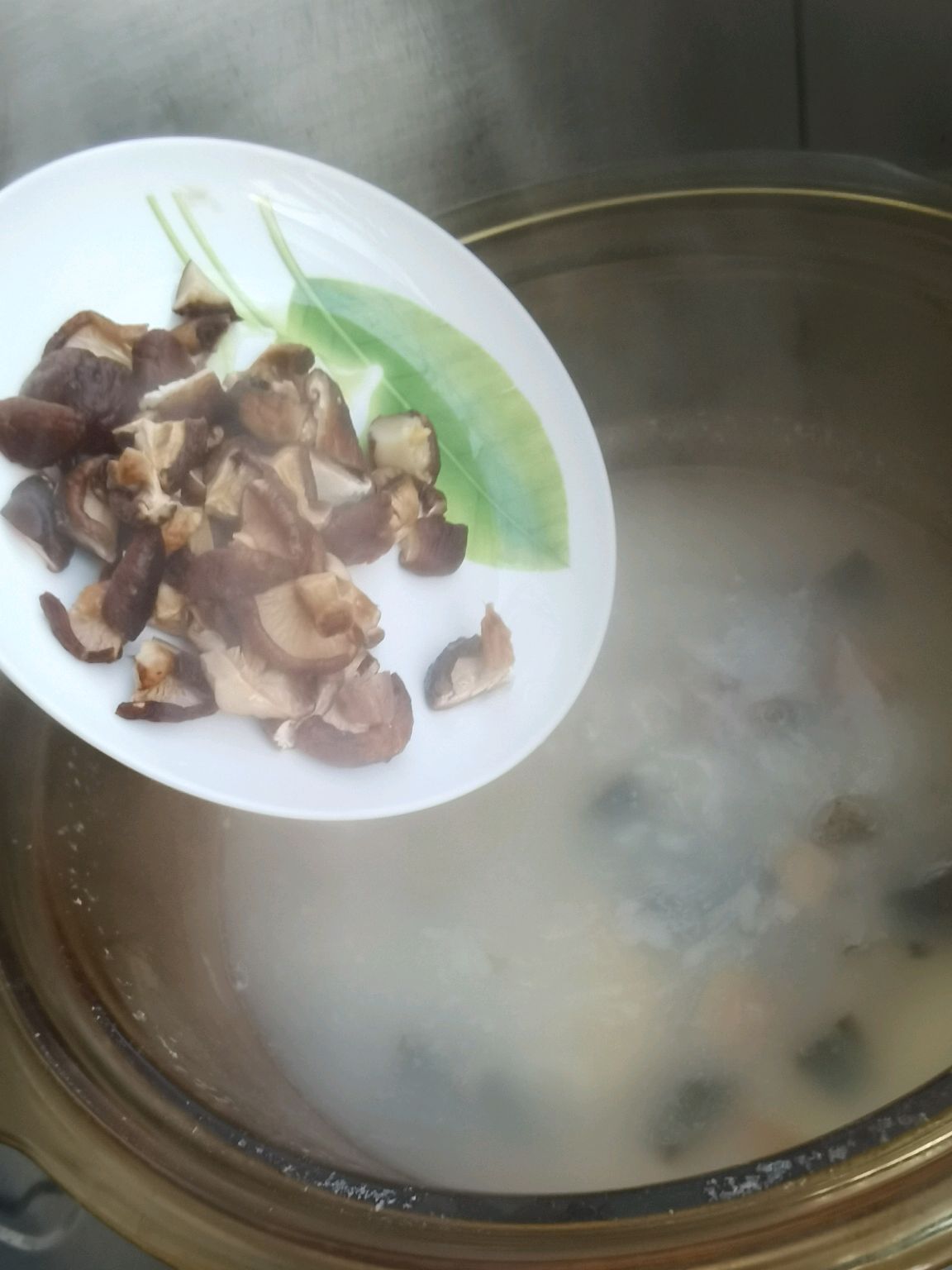 皮蛋、瘦肉、虾仁、香菇、玉米粒粥