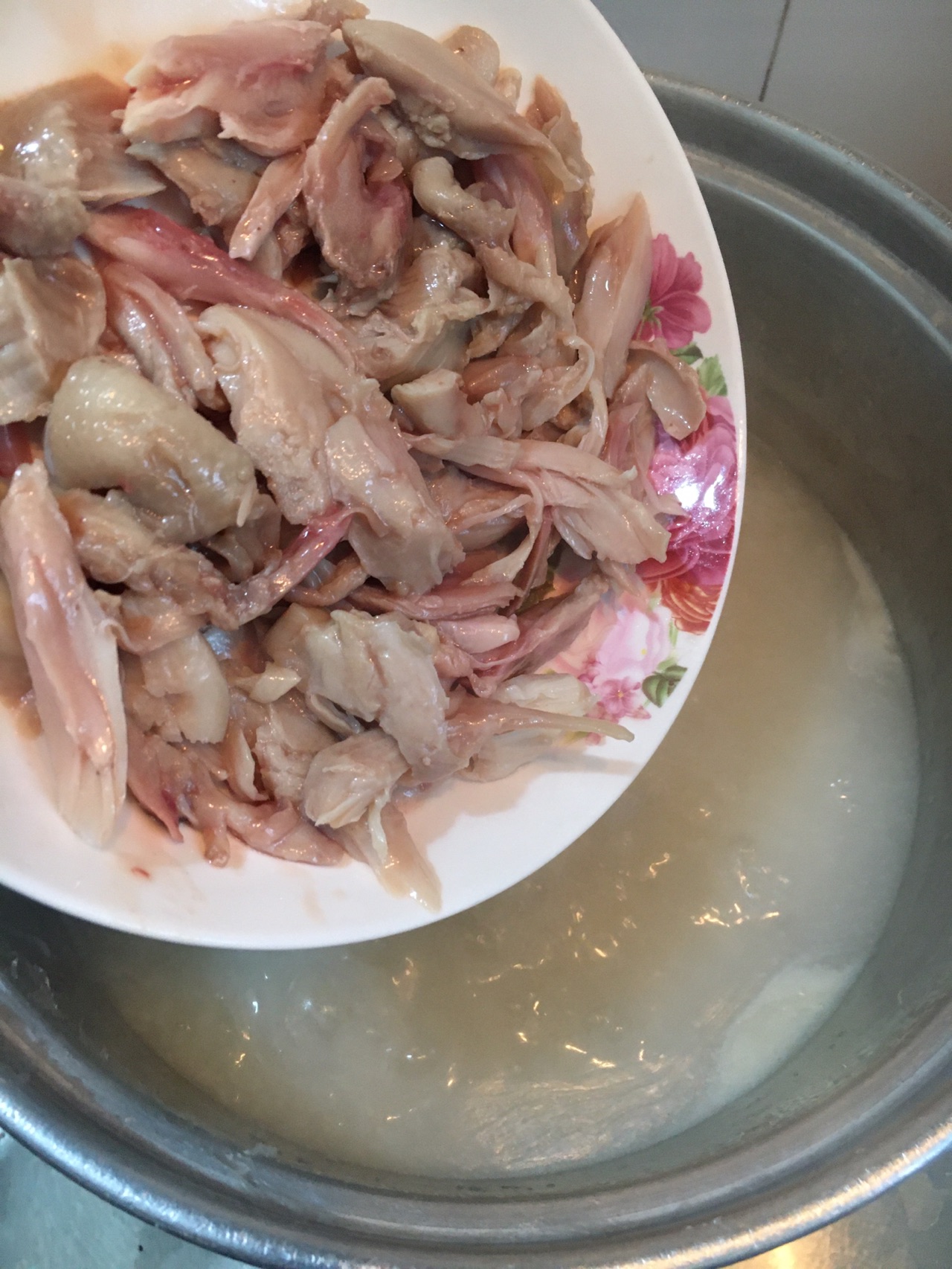 皮蛋咸鸡腿粥