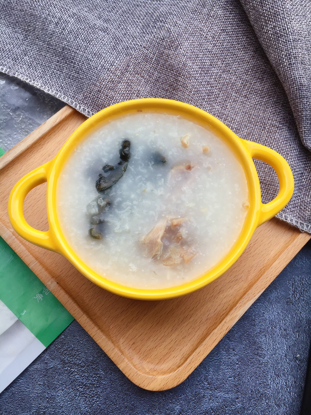 皮蛋咸鸡腿粥