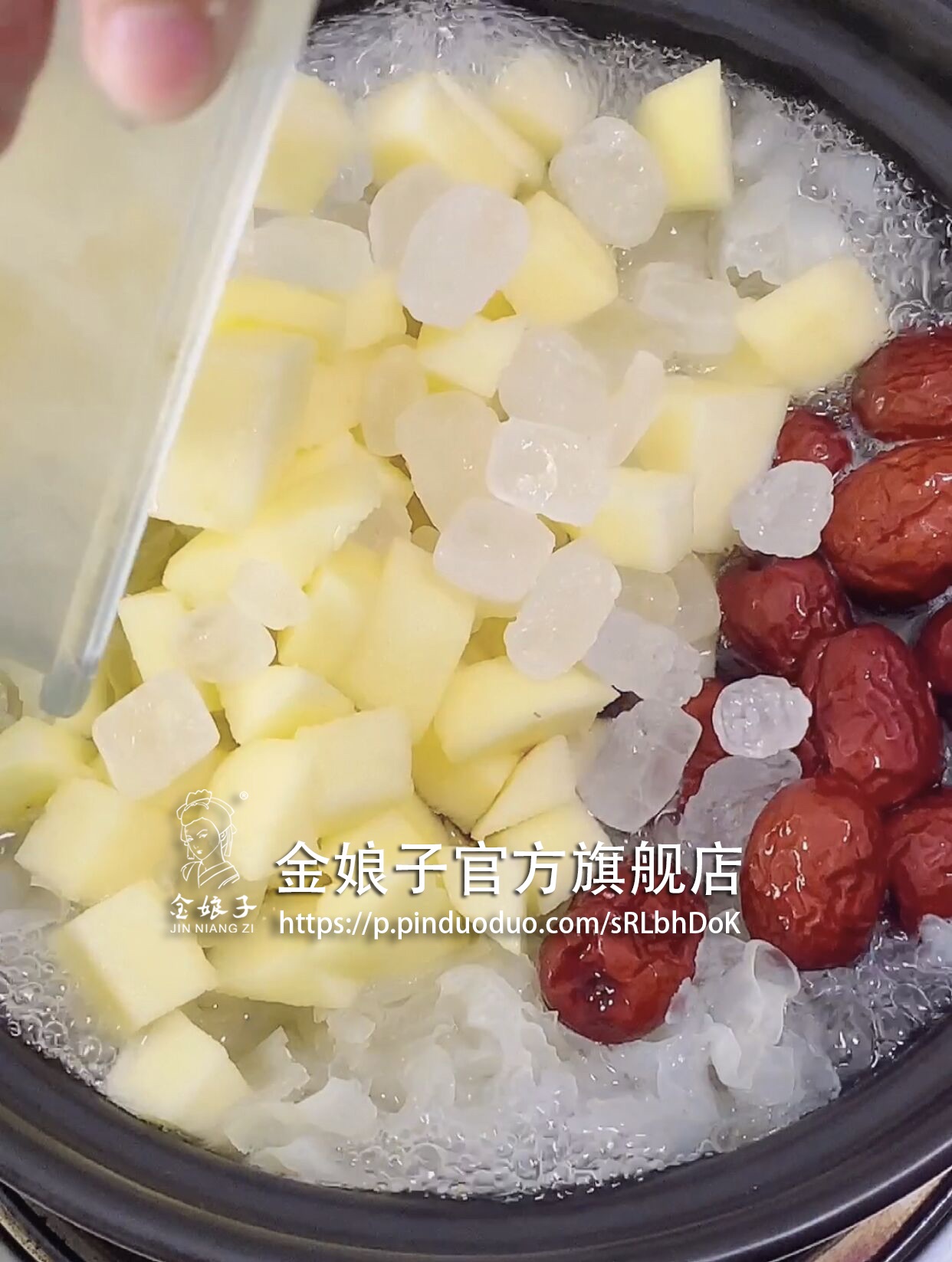 【苹果银耳羹】甜甜的，滋润又养颜！