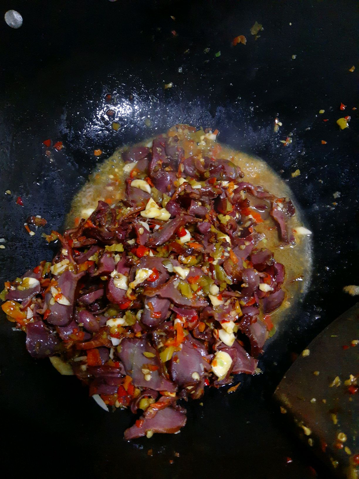 铺辣椒炒熏鸭胗