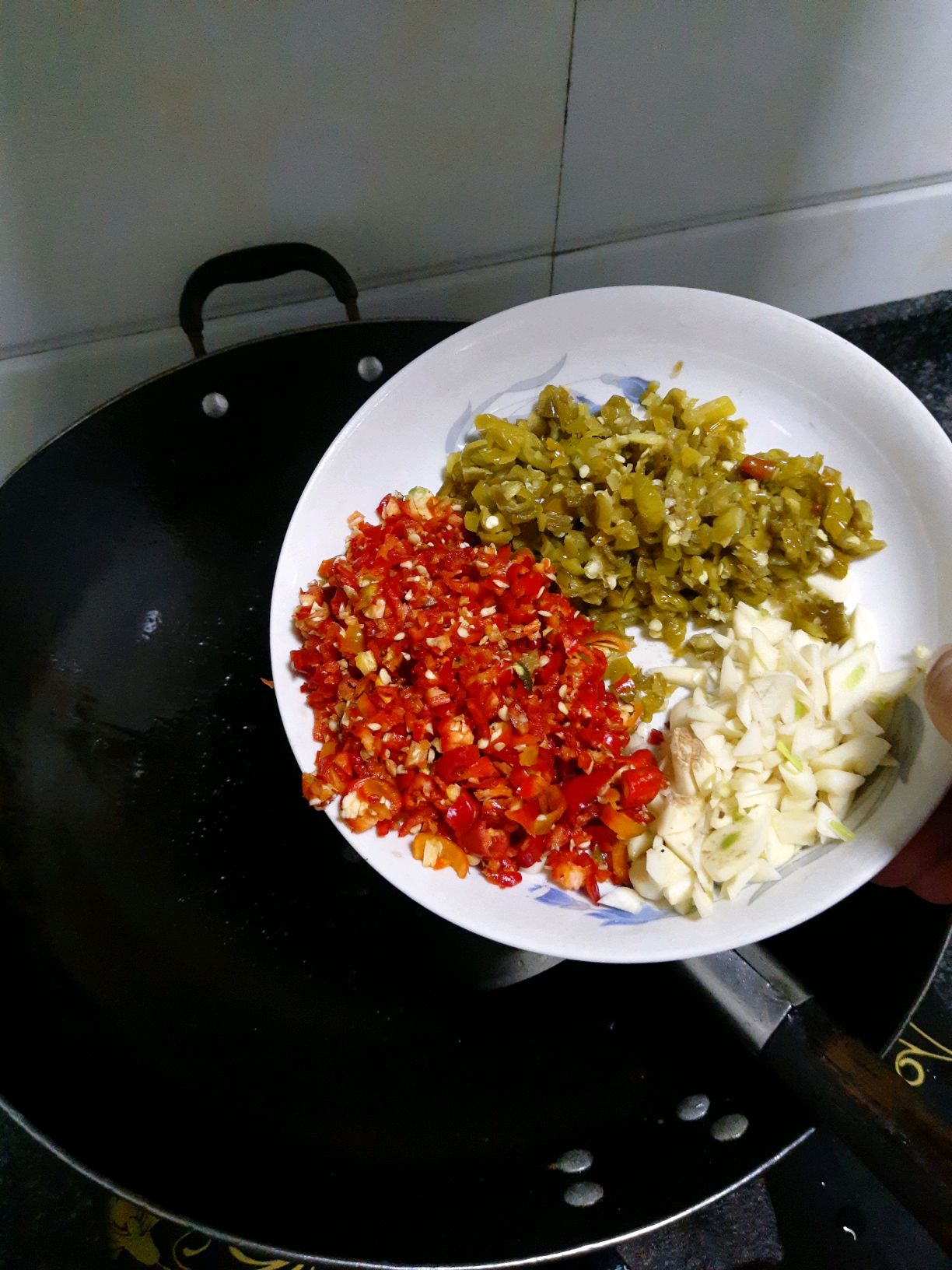 铺辣椒炒熏鸭胗