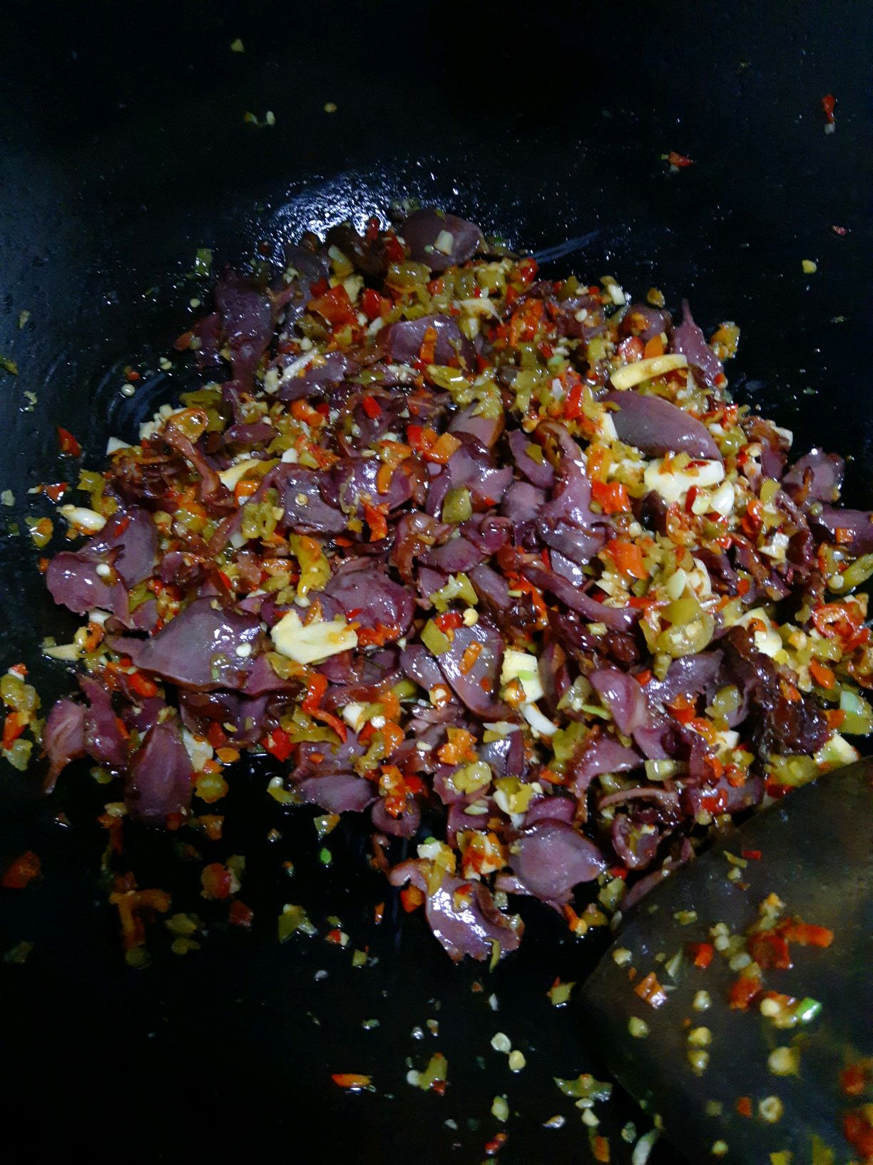 铺辣椒炒熏鸭胗