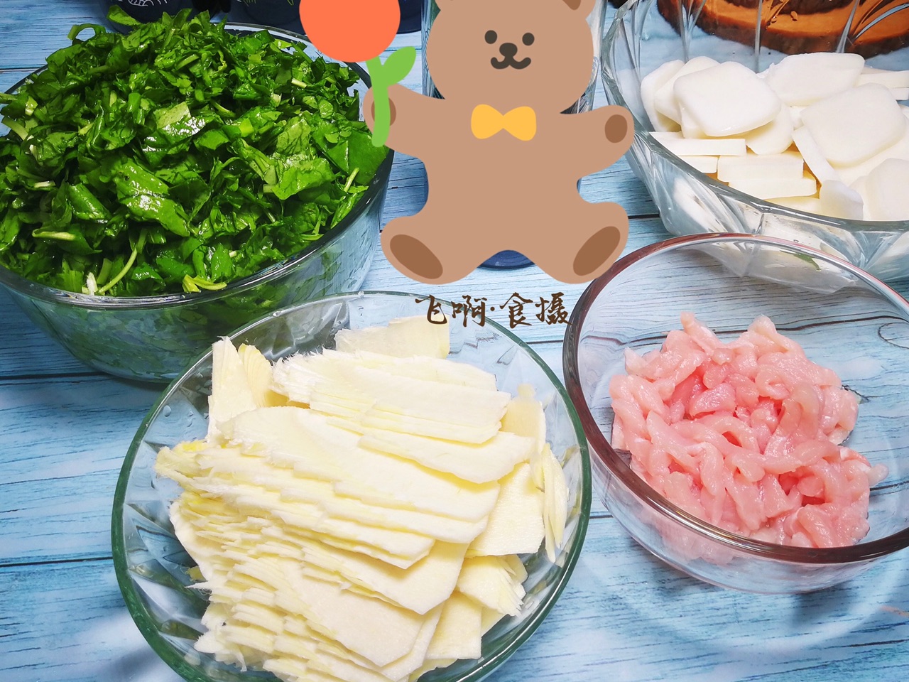 荠菜冬笋肉丝炒年糕
