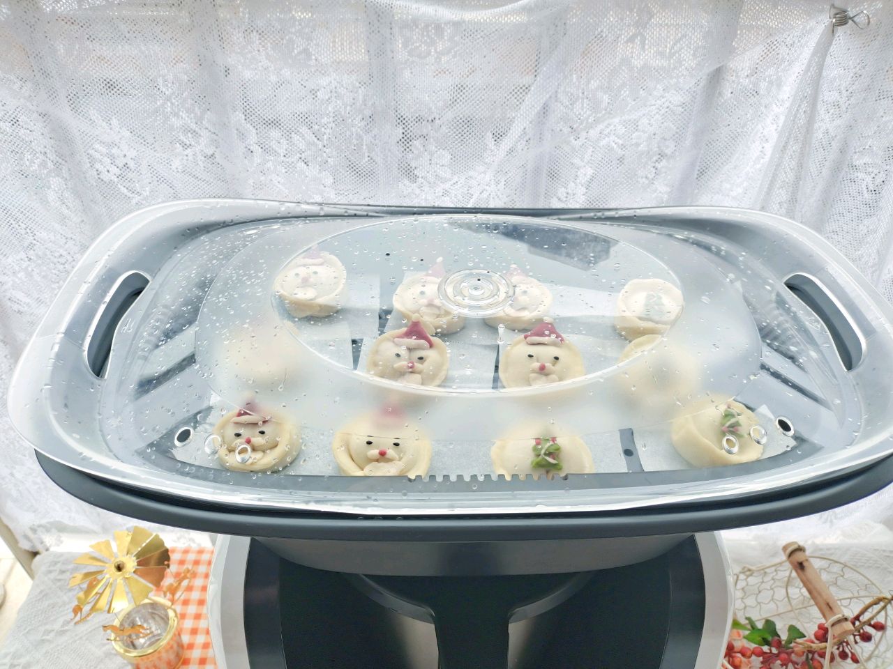 敲可爱的圣诞卡通蒸饺子