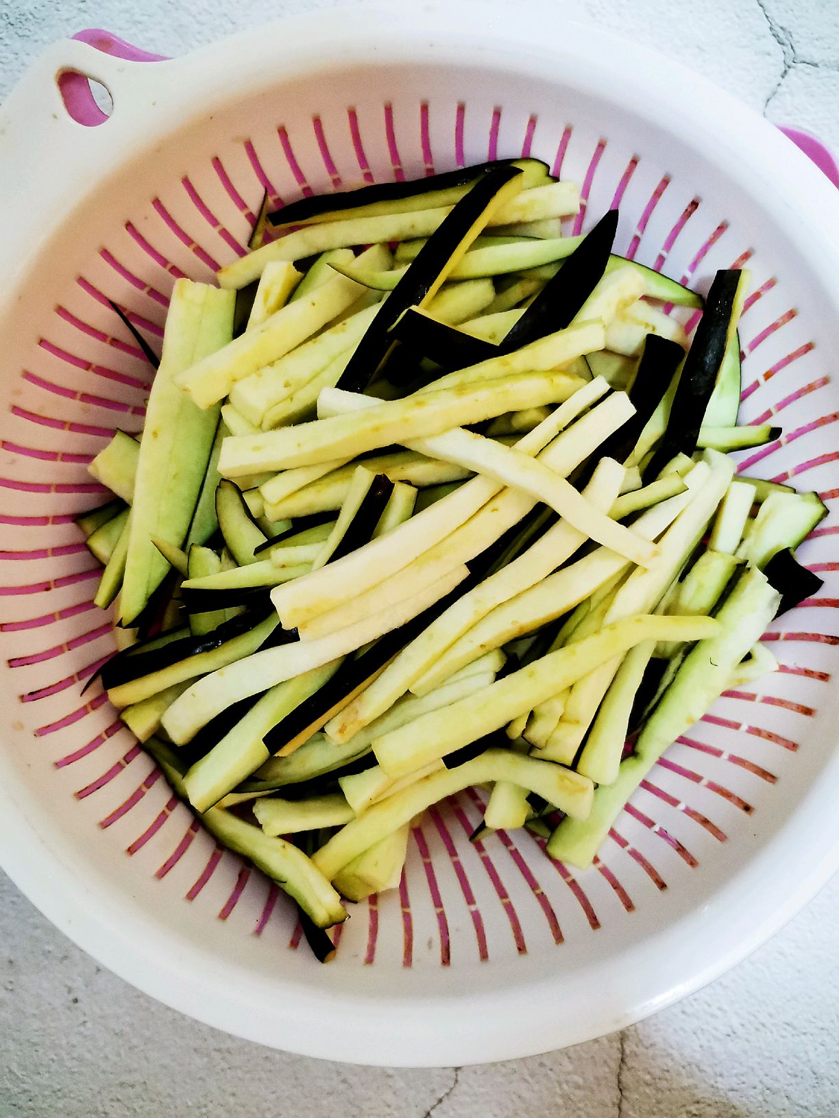 茄子少油又好吃的做法——炒茄条。