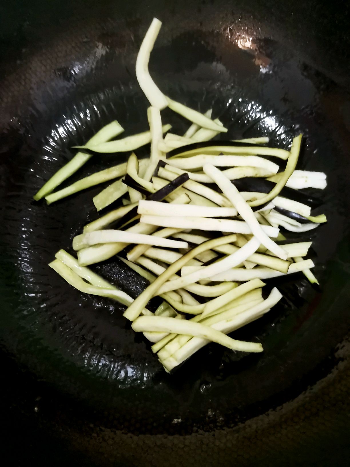 茄子少油又好吃的做法——炒茄条。