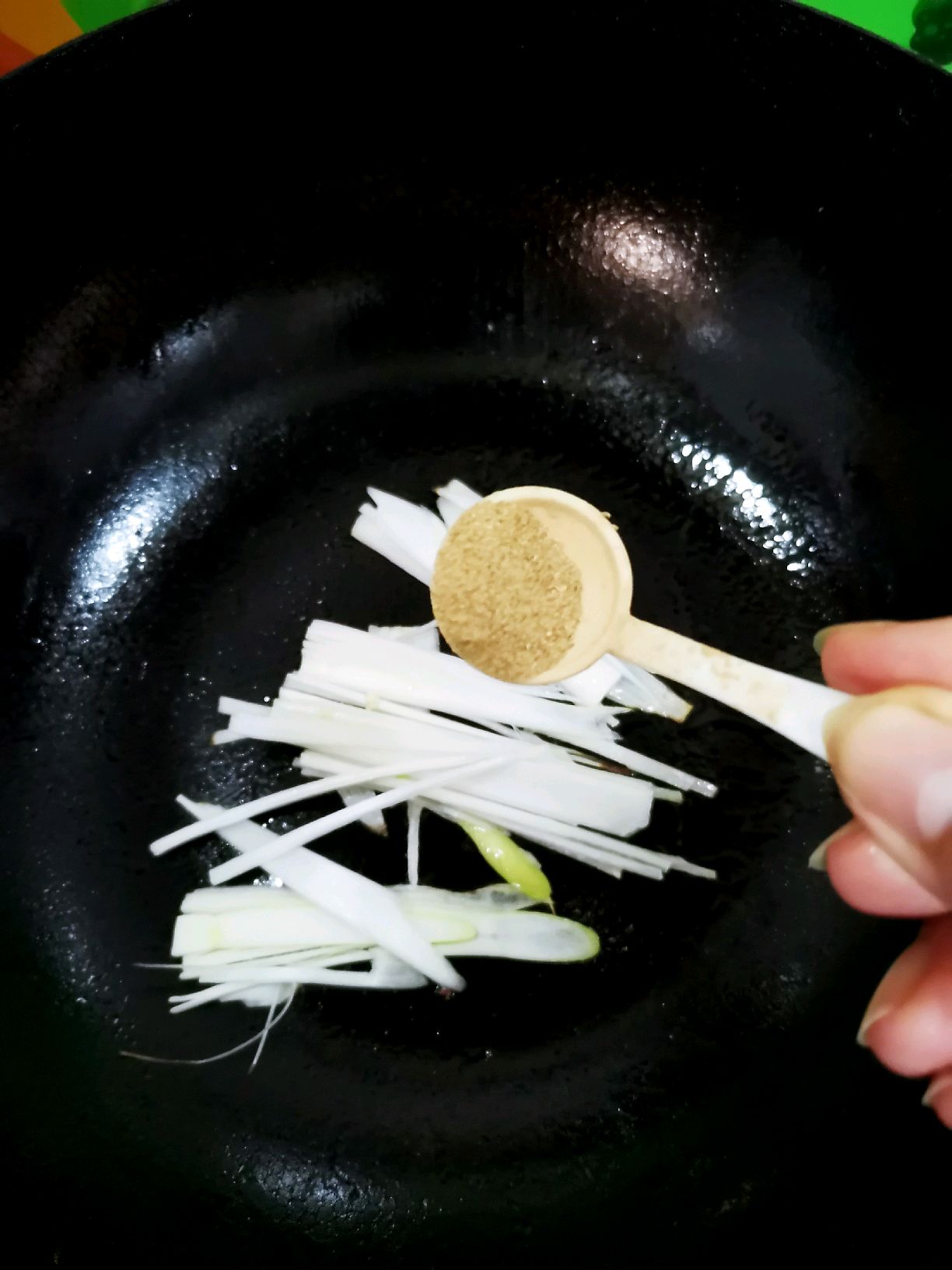 茄子少油又好吃的做法——炒茄条。