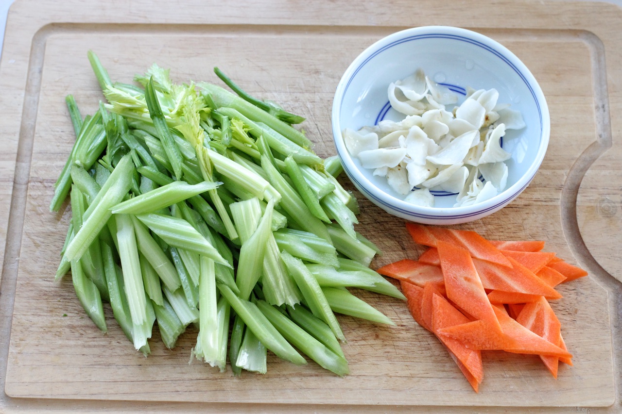 芹菜百合炒虾仁