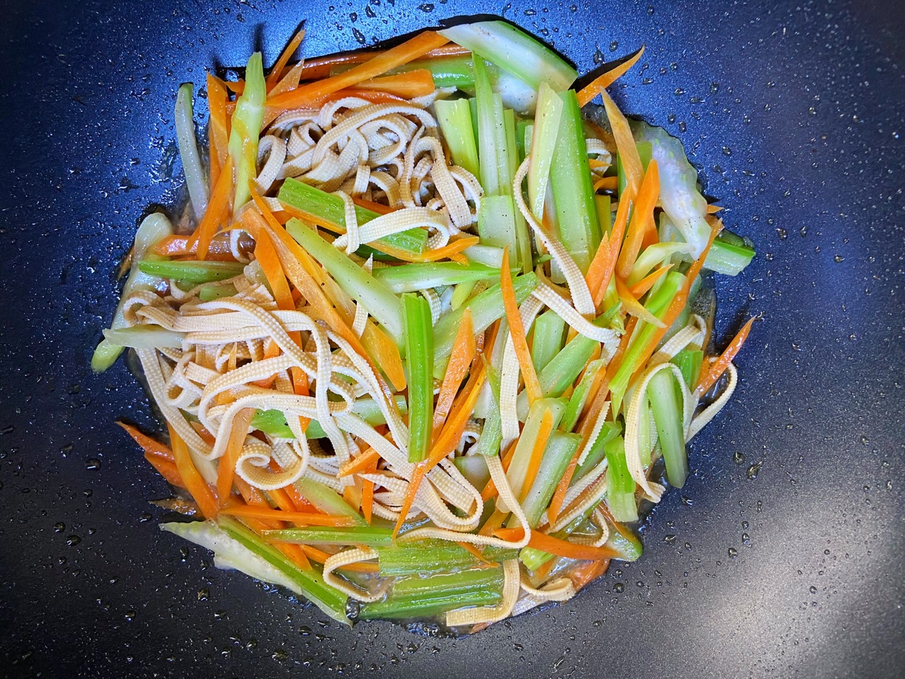芹菜炒干丝