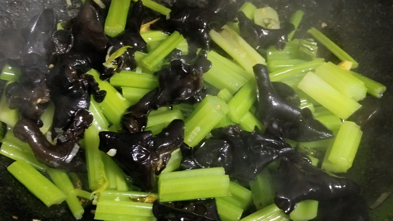 芹菜炒木耳