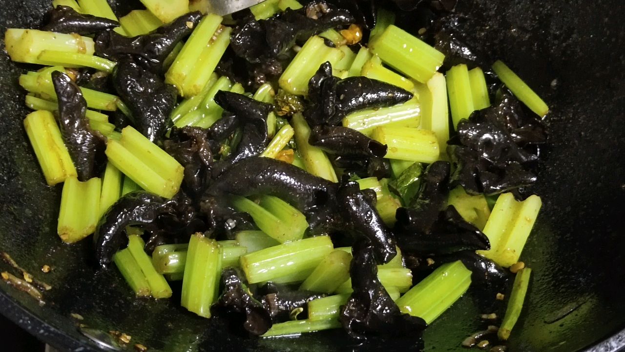 芹菜炒木耳