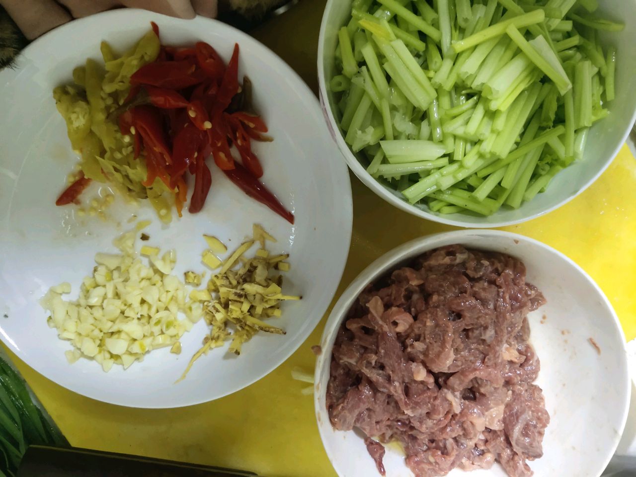 芹菜炒牛肉