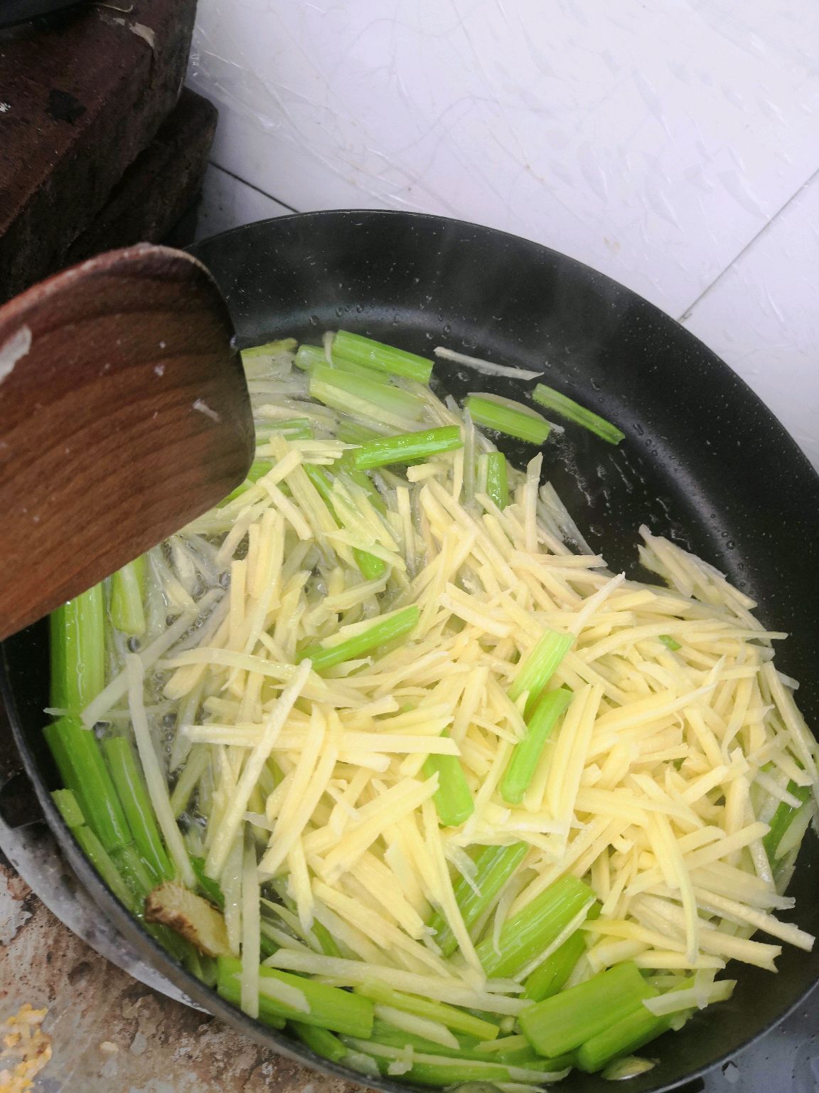 #芹菜炒土豆丝新春美味菜肴#