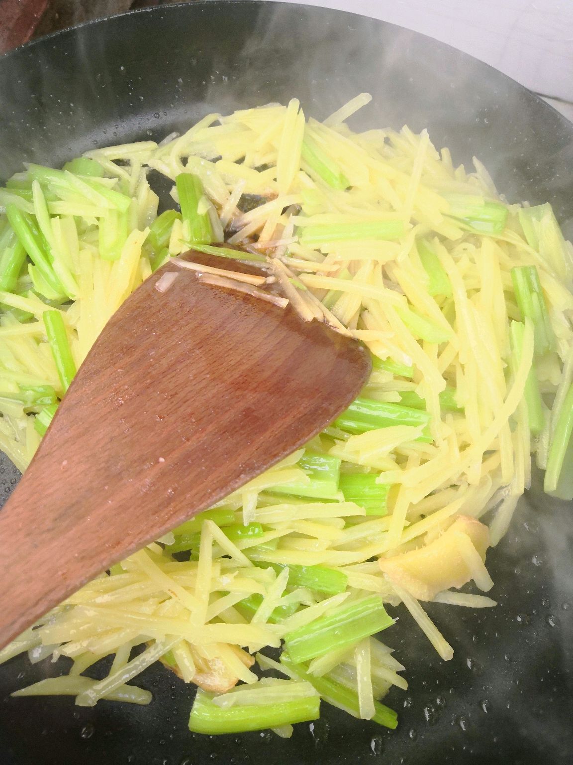 #芹菜炒土豆丝新春美味菜肴#