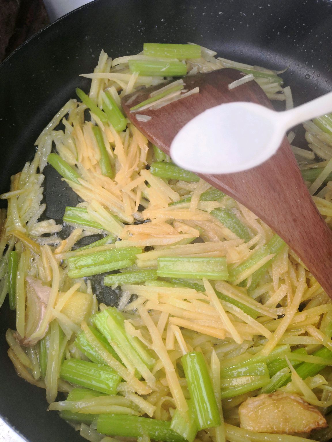 #芹菜炒土豆丝新春美味菜肴#