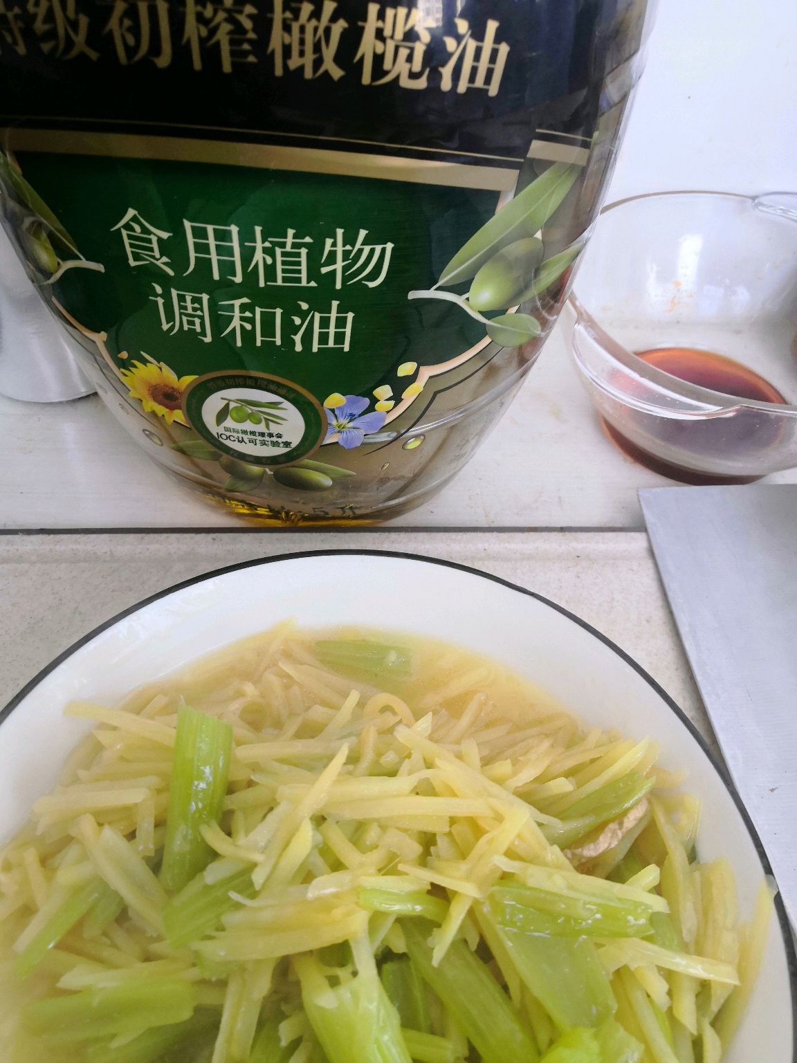 #芹菜炒土豆丝新春美味菜肴#