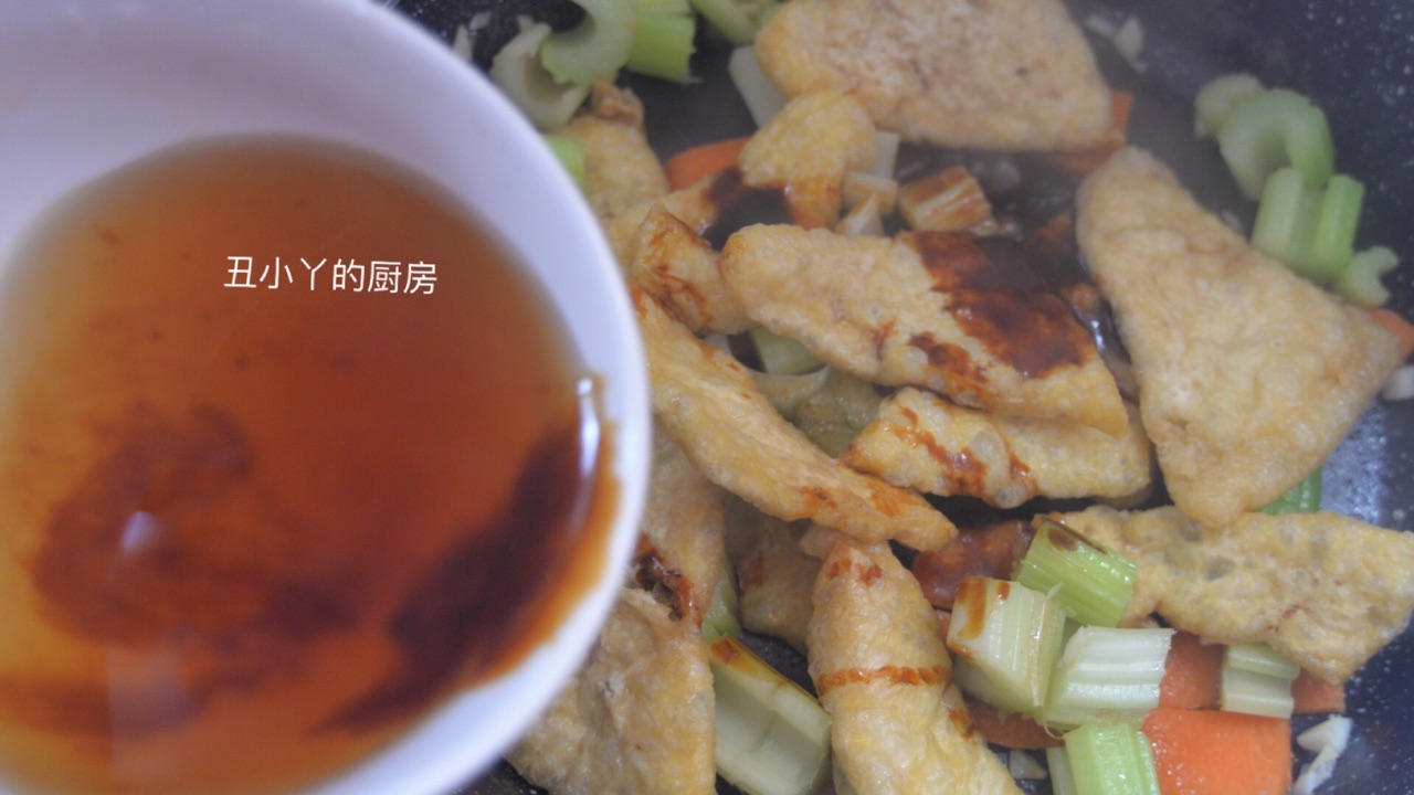 芹菜+萝卜+炒油豆腐