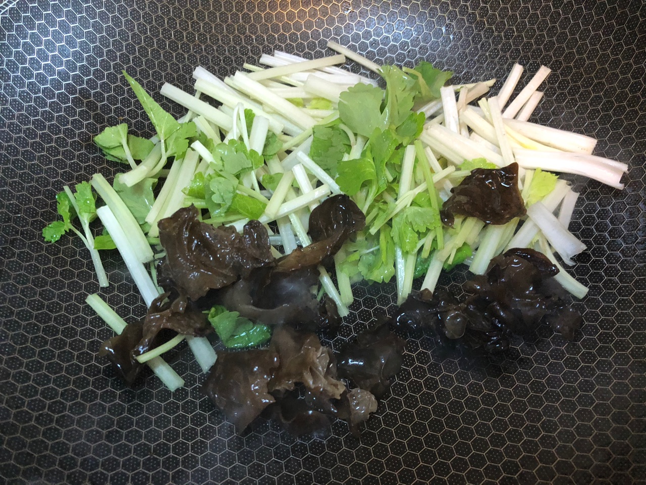 芹菜木耳炒虾仁