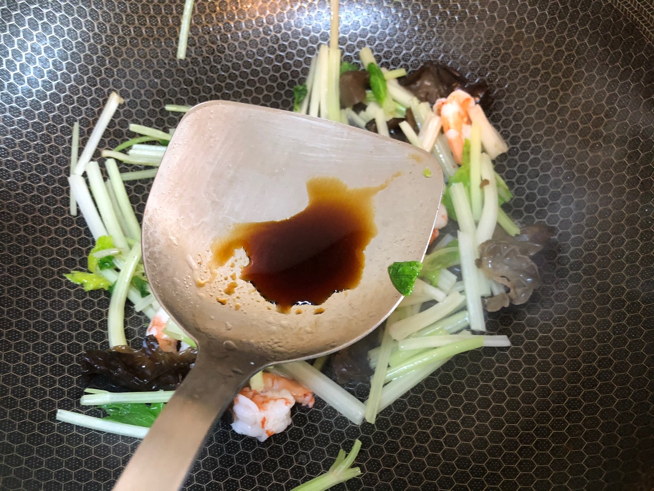 芹菜木耳炒虾仁
