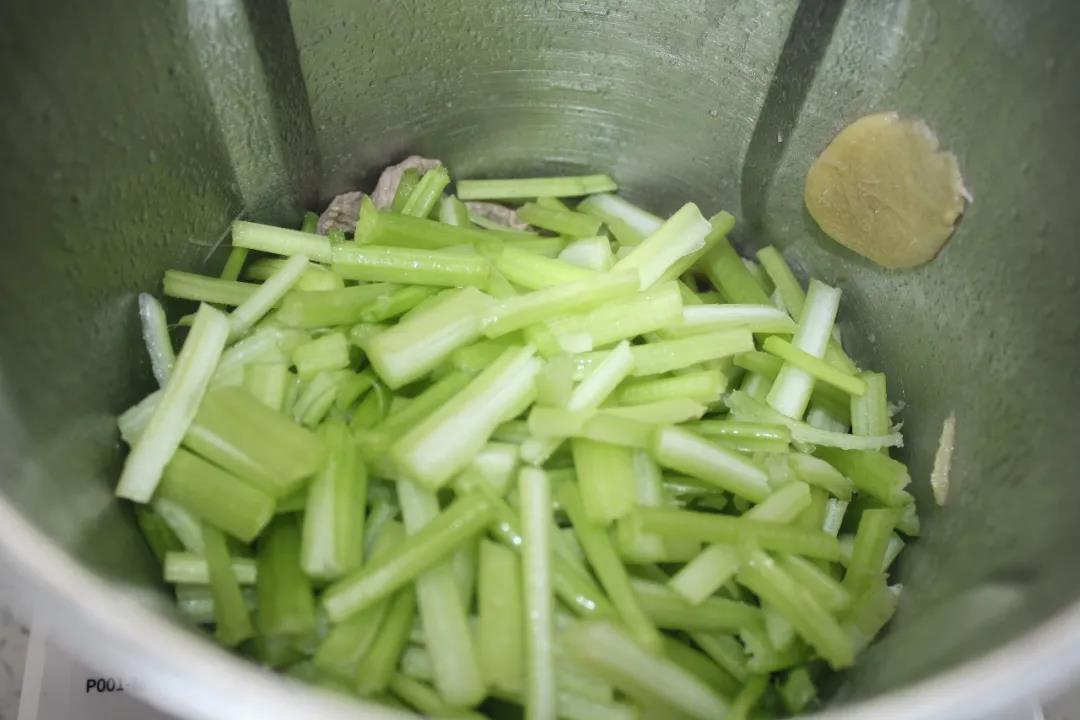 芹菜泡椒牛肉丝 | 格瑞美厨GOURMETmaxx一体机