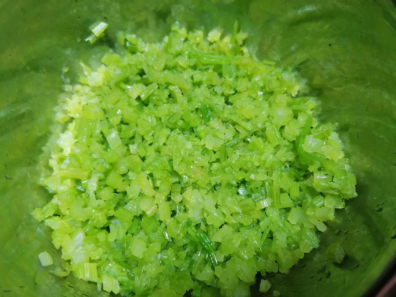 芹菜羊肉发面包子