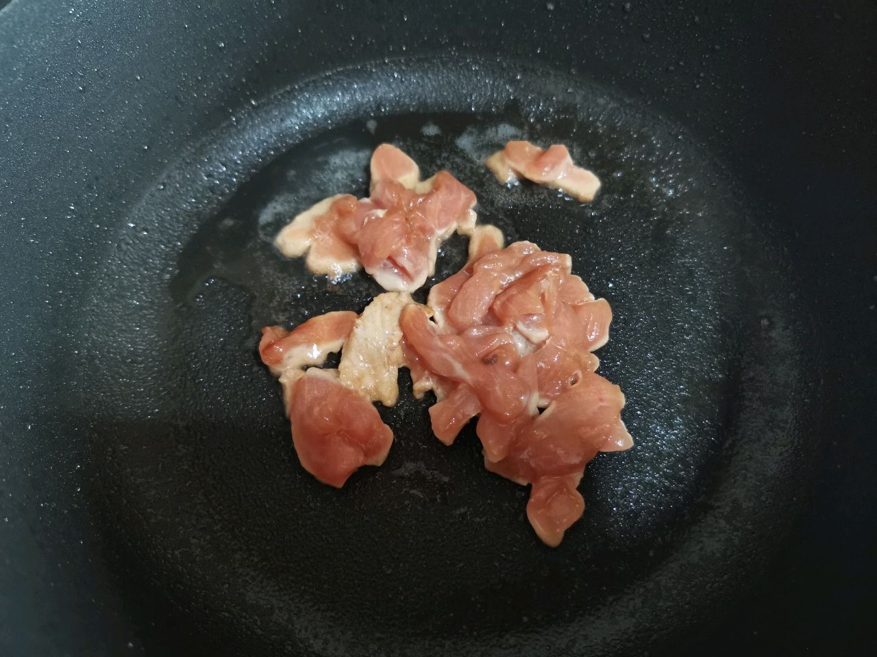 清脆爽口的肉丝豆芽炒合菜